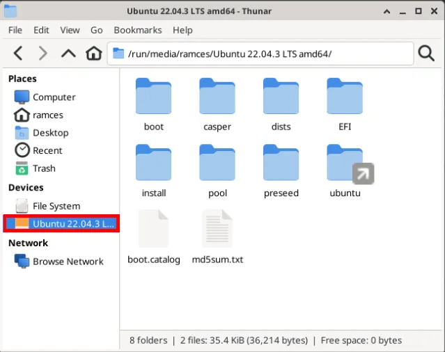 Une capture d'écran qui met en évidence l'emplacement du fichier ISO dans Thunar ainsi que le contenu du fichier ISO.