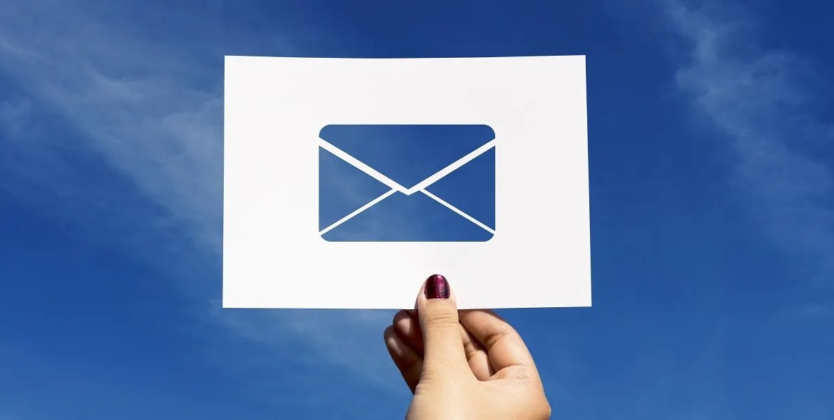 Carta de papel perforado de comunicación de red de correo electrónico