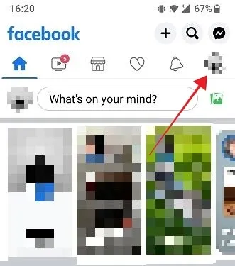 Tocando la foto de perfil en la aplicación móvil de Facebook.