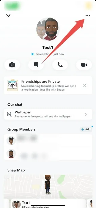 Snapchat グループ ページの [その他] アイコンをタップします。