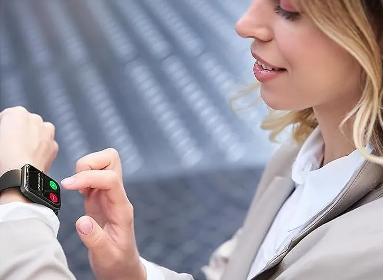 Frau beantwortet einen Anruf auf der Tozo S3 Smart Watch