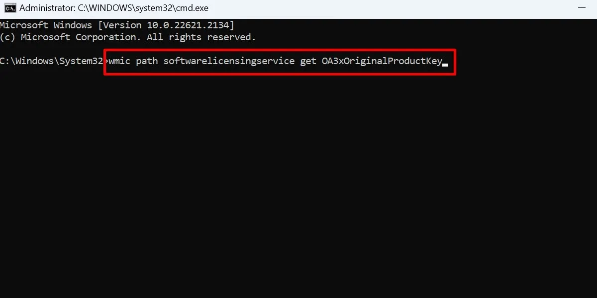 Executando um comando no cmd para recuperar a chave do produto de um PC com Windows.