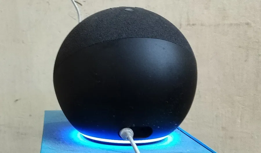 Alexa geeft cyaan op blauwe kleur weer, wat aangeeft dat de Echo-luidspreker in de luistermodus staat.