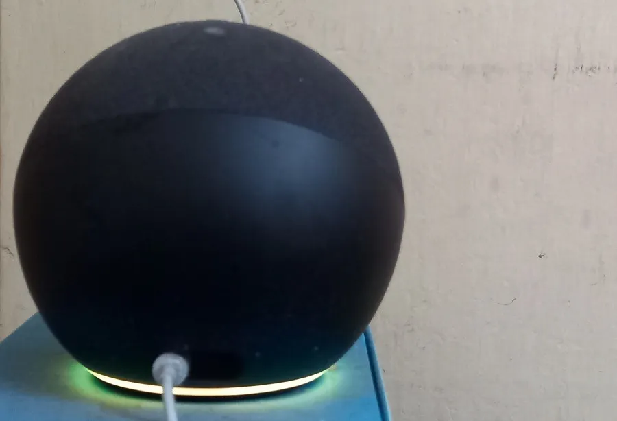 Alexa Echo が黄色のライトを点灯し、通知がオンになっていることを示します。