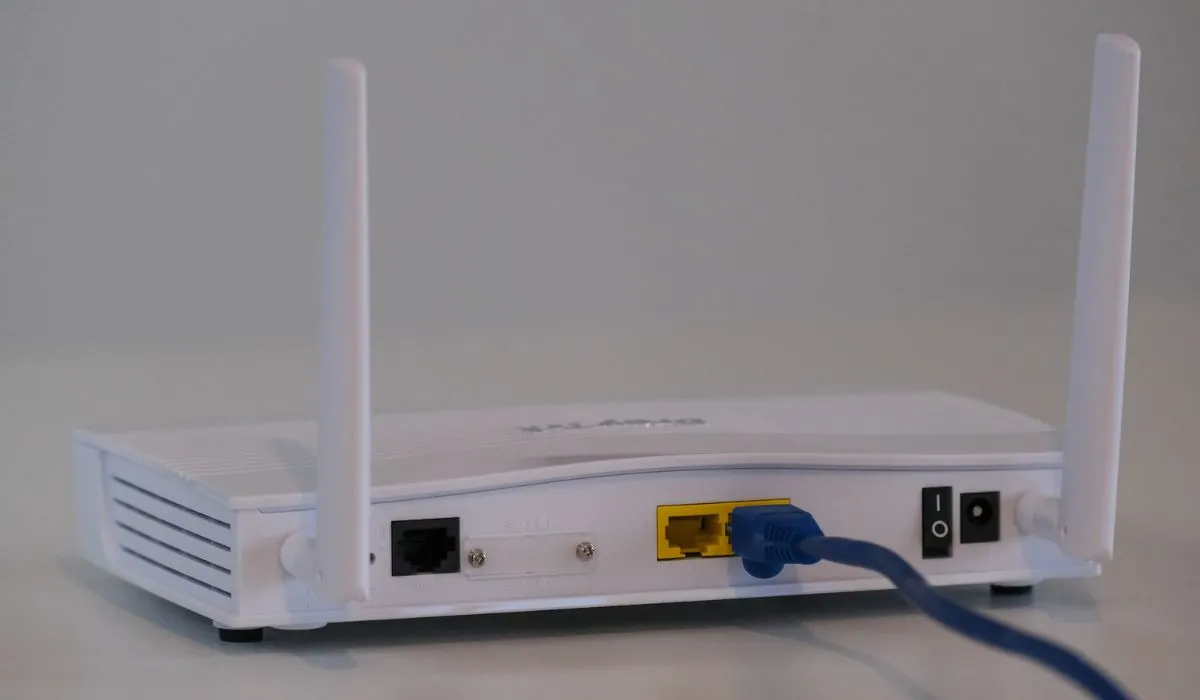 WLAN-Router mit einem Ethernet-Kabel verbunden