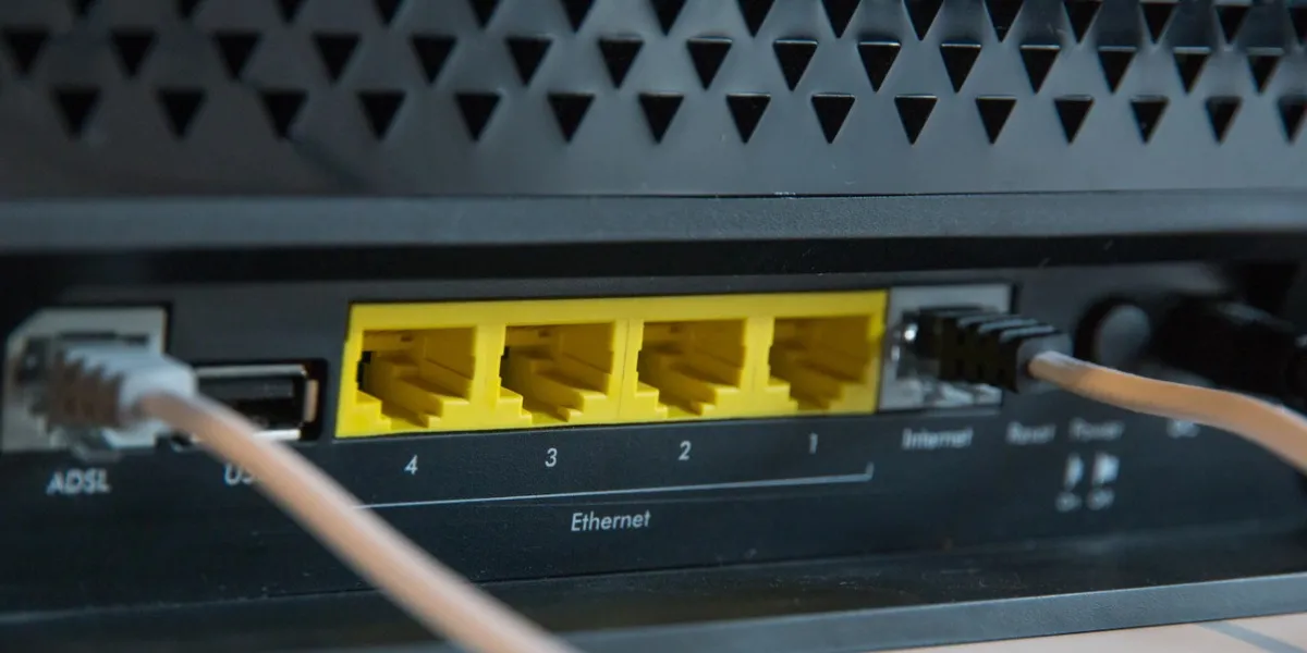 Il retro di un router Wi-Fi con cavi Ethernet collegati