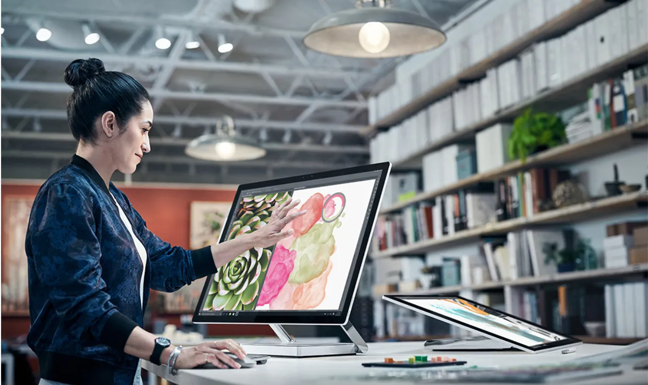Een vrouw die werkt met de Surface Studio all-in-one