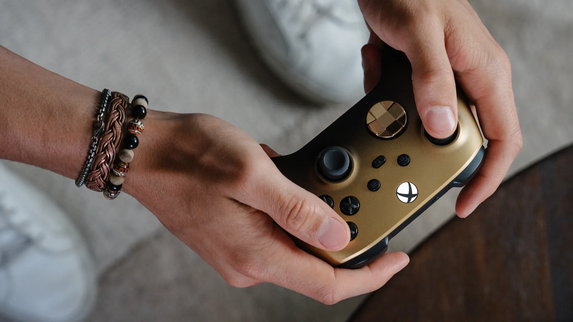 Ein Bild des Gold Shadow Special Edition Xbox Wireless Controllers