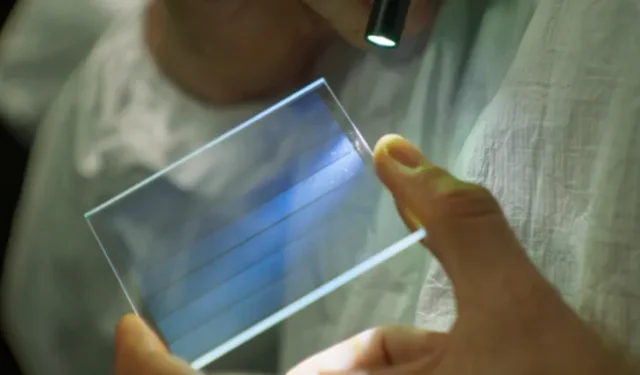 A Microsoft está trabalhando em uma maneira de armazenar toneladas de dados em vidro por milhares de anos