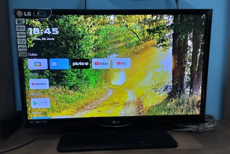 Papel de parede do Primal TV Launcher na tela.