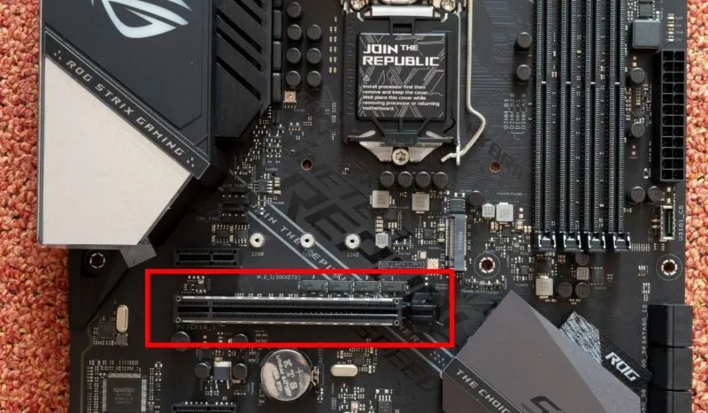 Ranura PCIe de la placa base que evita el hundimiento de la GPU