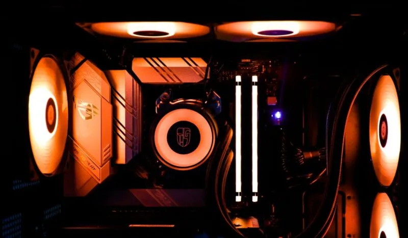 PC-CPU-Kühler Aio in oranger Beleuchtung