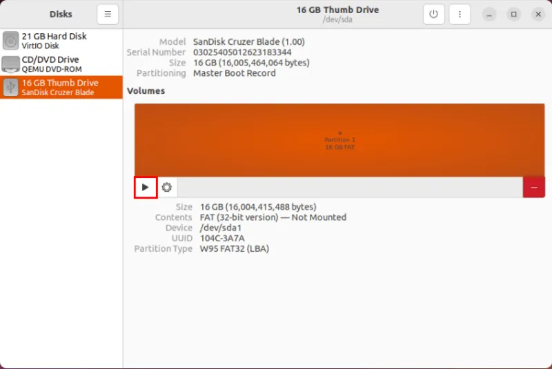 Ein Screenshot, der die Mount-Schaltfläche im GNOME Disks-Dienstprogramm hervorhebt.