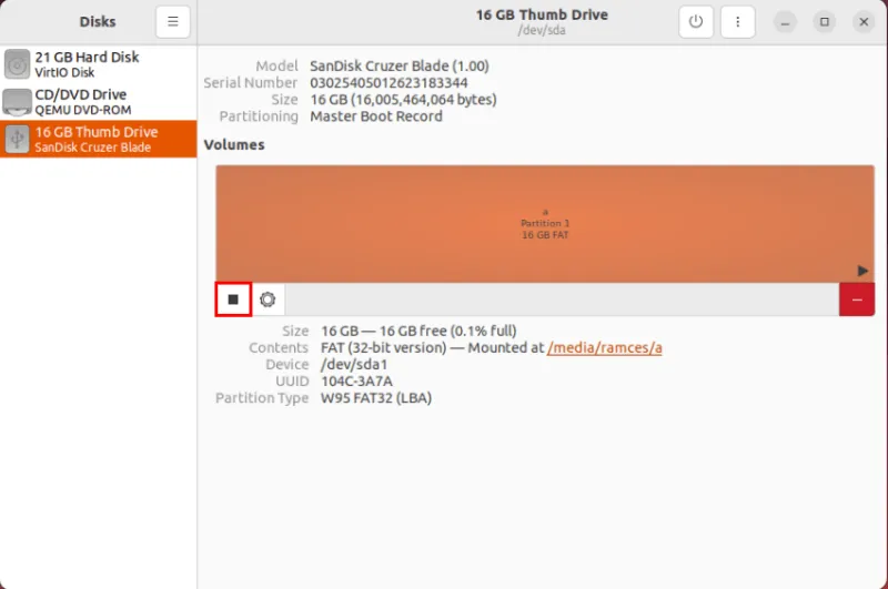 Una captura de pantalla que resalta el botón de desmontar en la utilidad Discos GNOME.