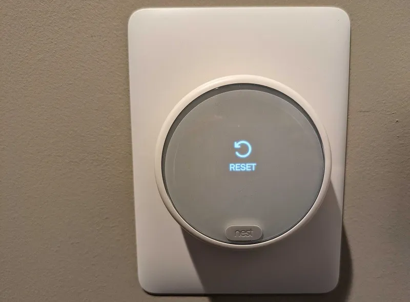 Botón de reinicio en un termostato Nest