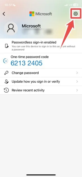 Clicando no ícone de engrenagem no aplicativo Microsoft Authenticator para iOS.