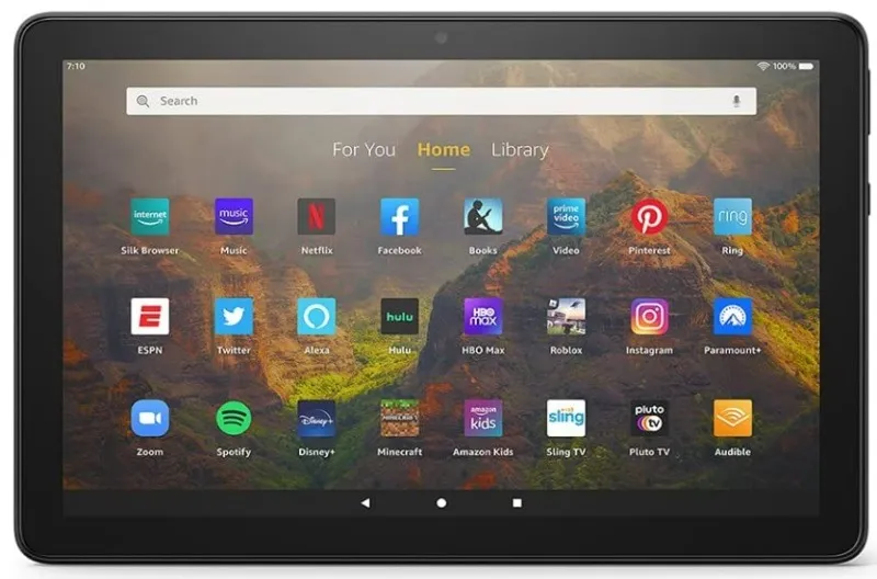 Um tablet Amazon Fire HD 10 mostrando a tela inicial do Fire OS.