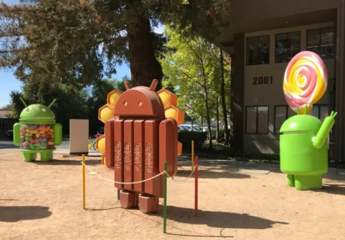 Grupos de estátuas representando diferentes versões do sistema operacional Android, como KitKat.