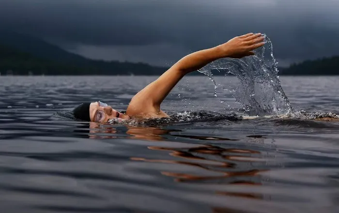 Persona che nuota in un lago.