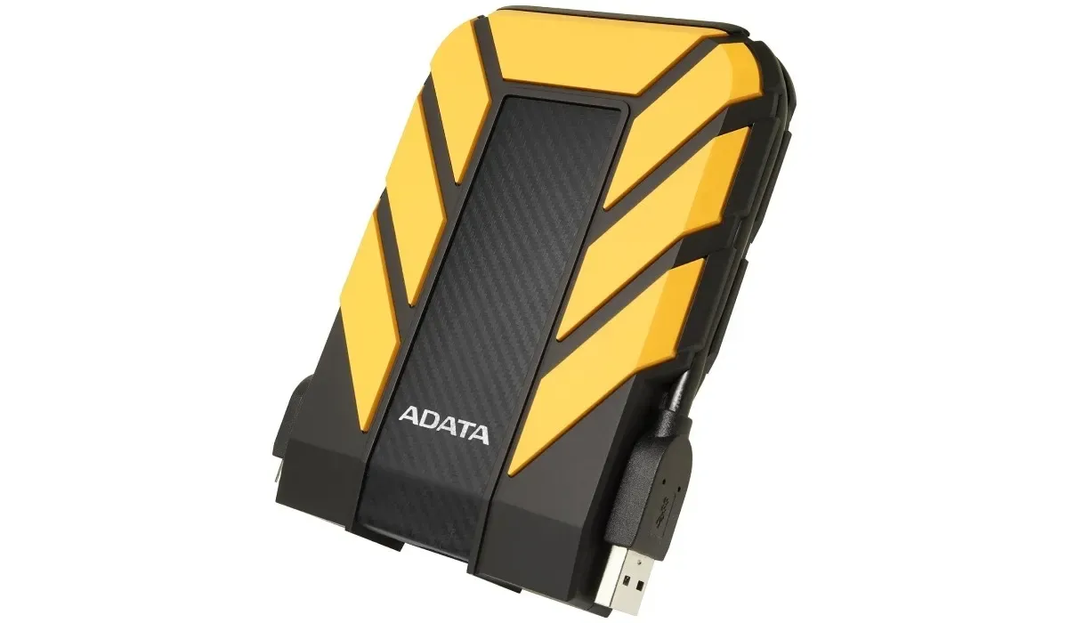 白色背景上的 Adata HD710 Pro 2TB 黃色和黑色外部硬碟