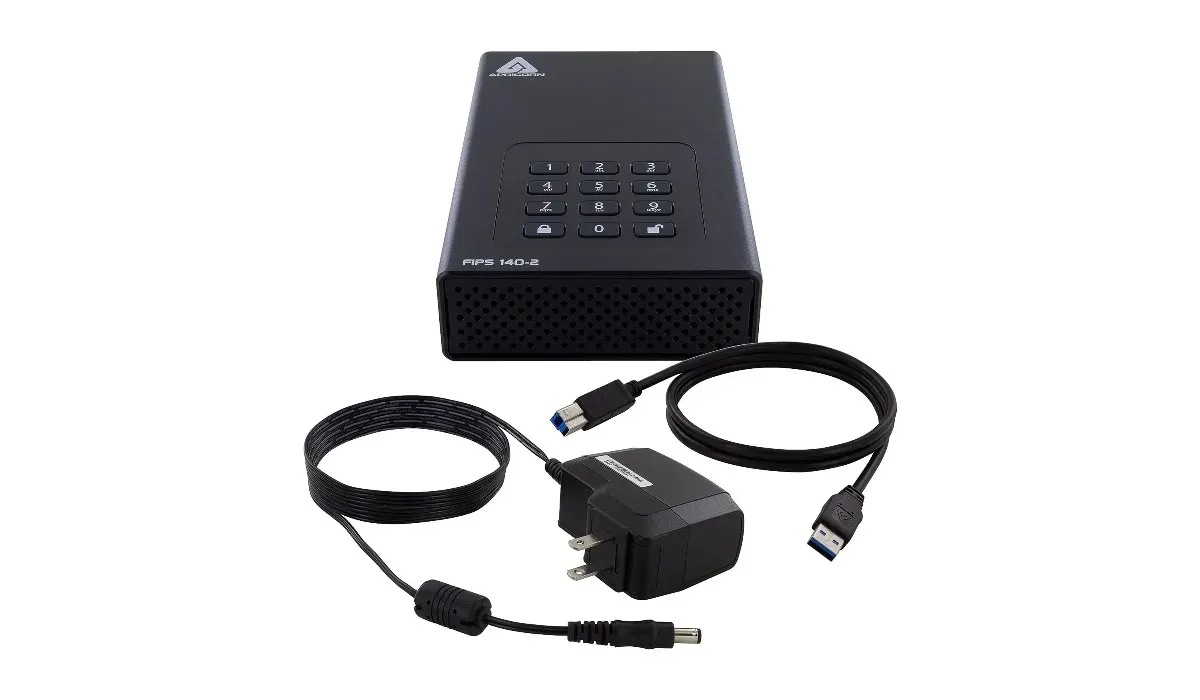 Apricorn Aegis 桌面 4TB 黑色外部硬碟，白色背景上有電纜