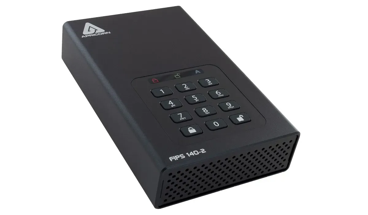 Apricorn Aegis Desktop 4 TB Schwarze externe Festplatte auf weißem Hintergrund