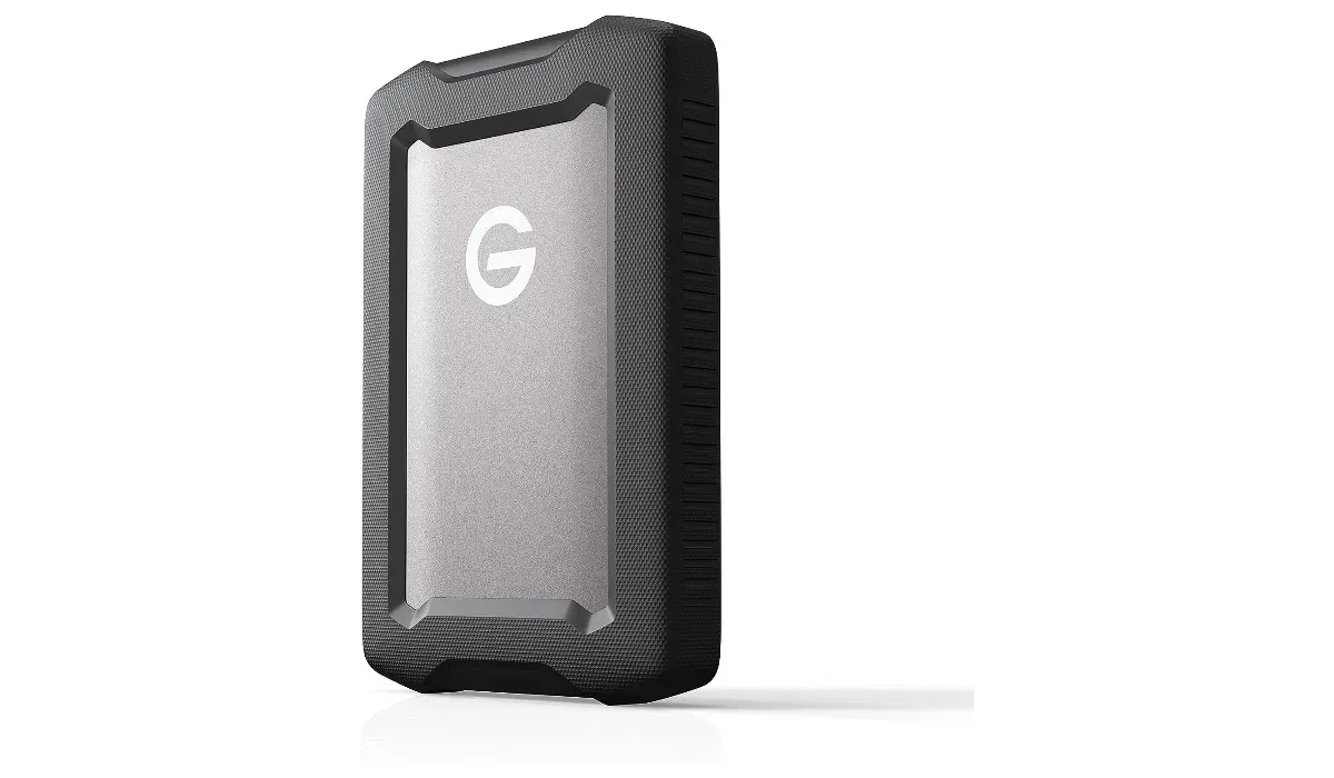 白色背景上的希捷專業 G-DRIVE RmorATD 2TB 黑色和灰色外部硬碟