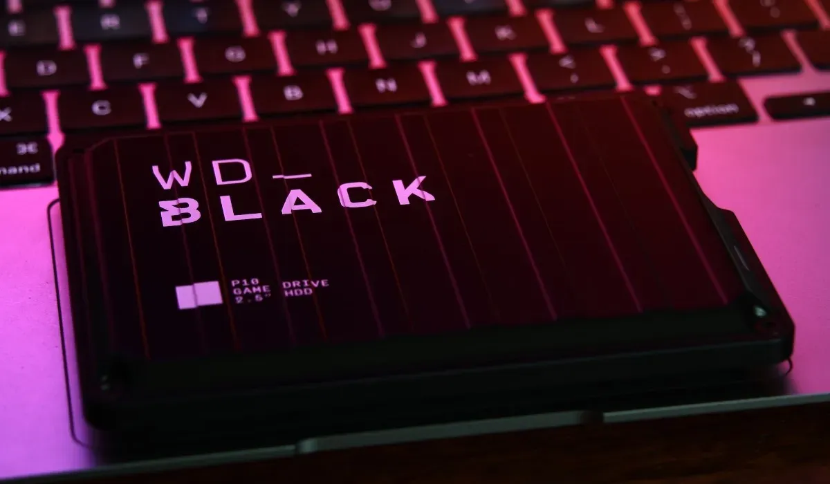 Disco rígido externo WD Black P10 Game Drive 2 TB preto em um laptop com iluminação rosa