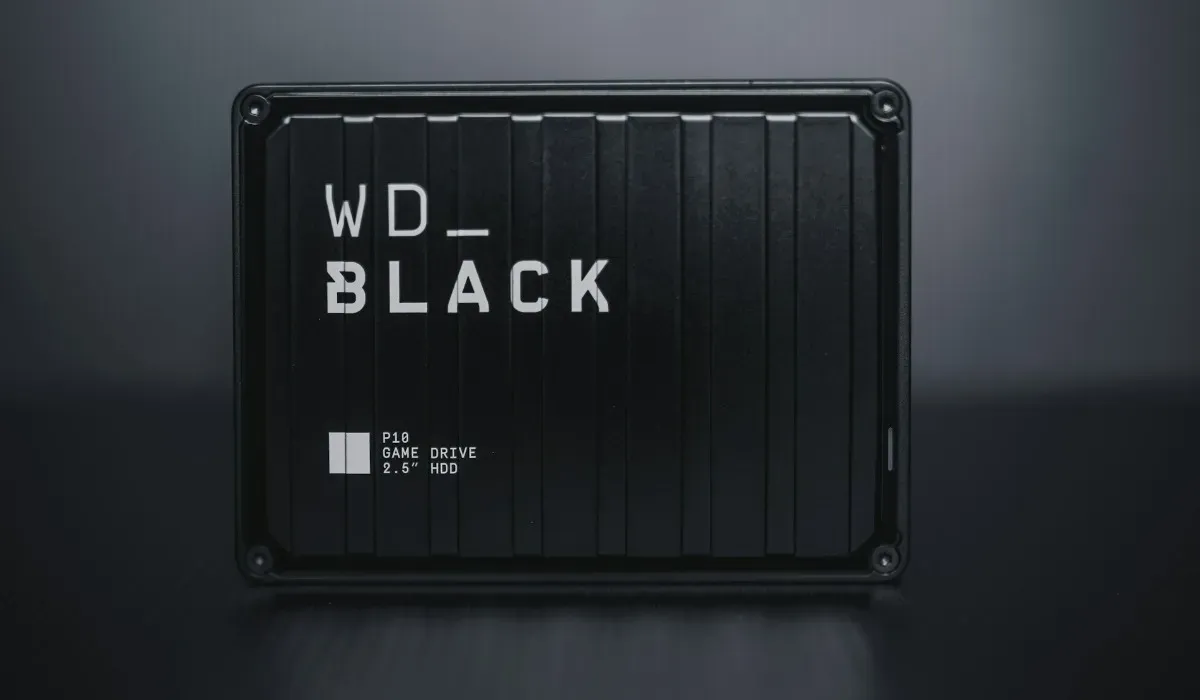 WD Black P10 Game Drive 2TB Disco duro externo negro sobre fondo negro