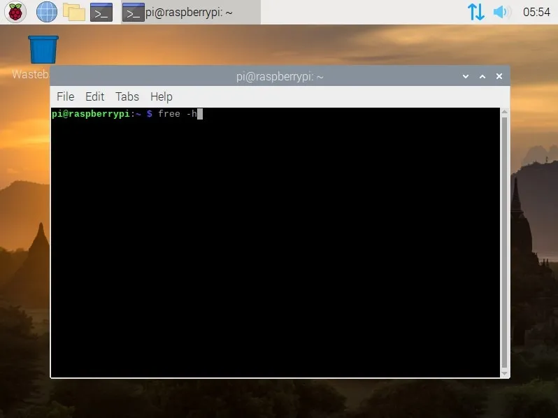 Screenshot des Raspberry Pi-Desktops mit einem Terminalfenster