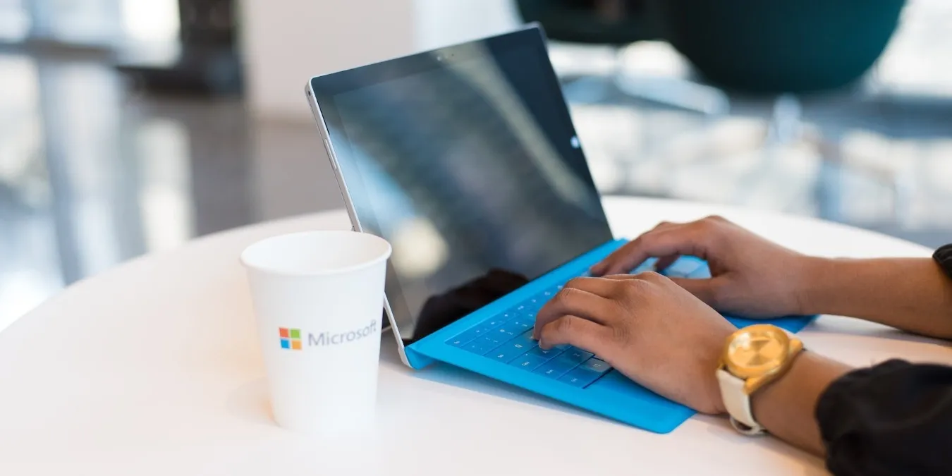 Pessoa usando laptop Windows azul