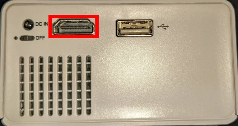 顯示簡單投影機可用輸入連接埠的照片。