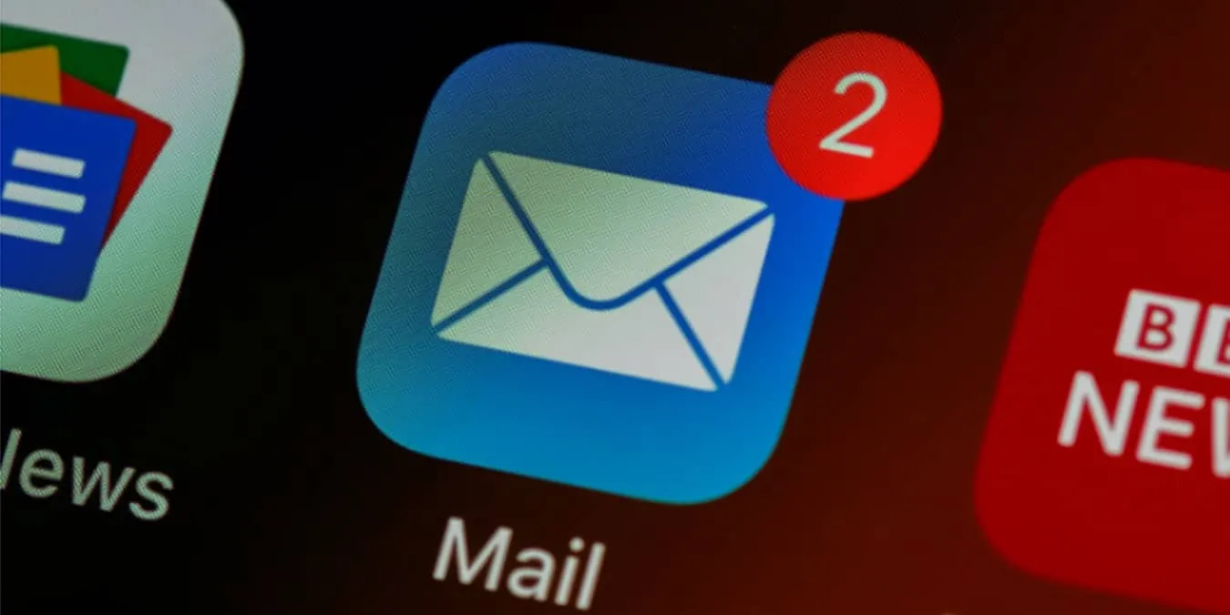 Ícone de e-mail em um smartphone mostrando duas mensagens não lidas.