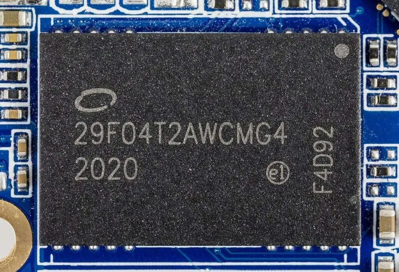 Gros plan d'une puce informatique sur un SSD NVMe