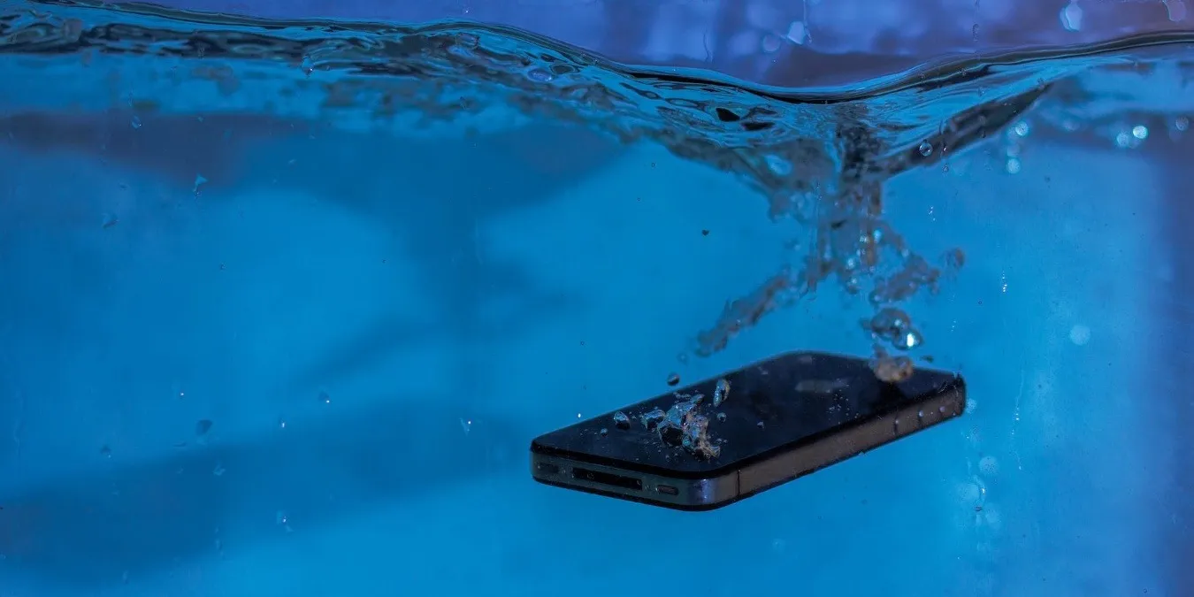 Teléfono móvil negro dentro del agua.