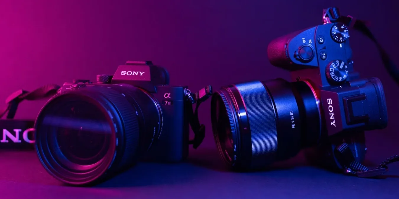 Digitale camera's van Sony met foto's om te uploaden naar Chromebook.