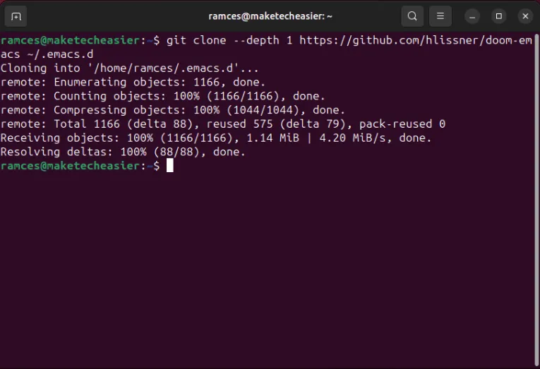 Un terminal affichant le processus de clonage Git pour le référentiel Doom Emacs.