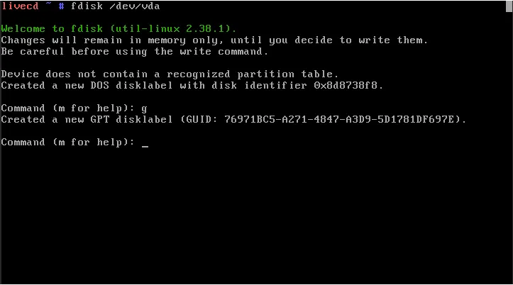 Un terminal montrant le processus d'effacement d'une table de partition de disque.