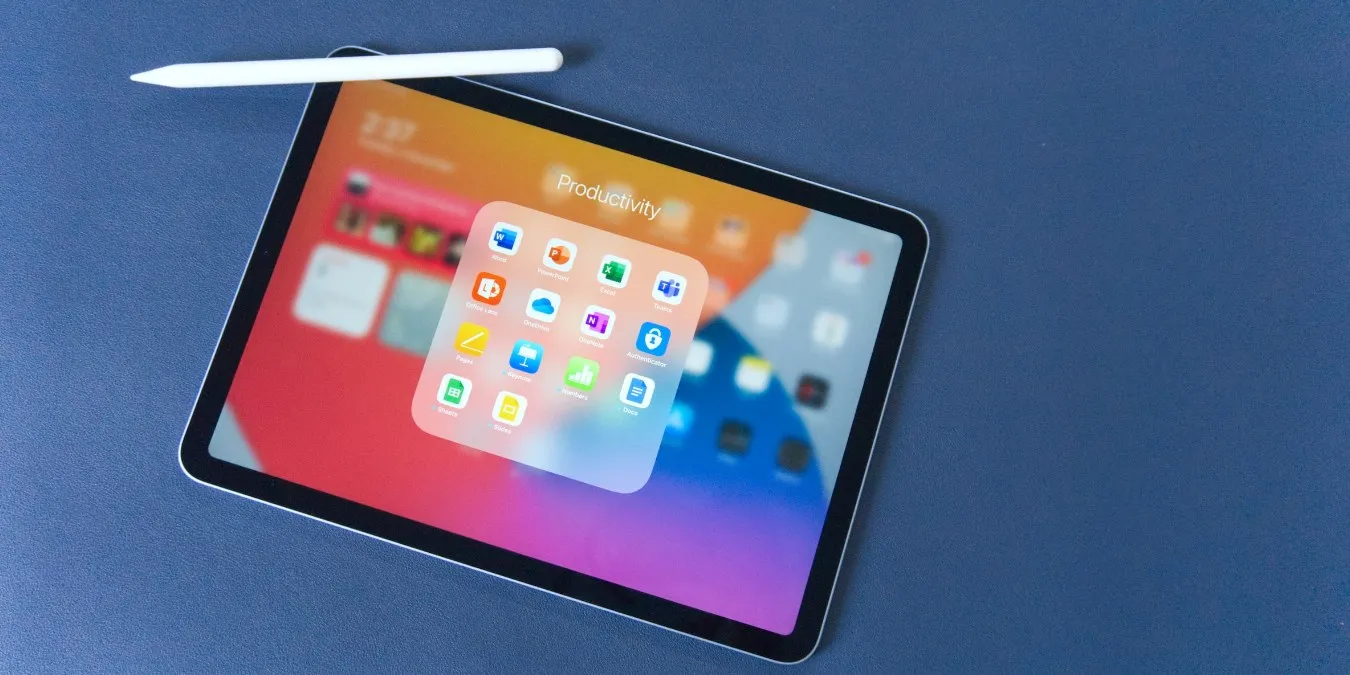青色の背景に Apple Pencil を備えた iPad Air