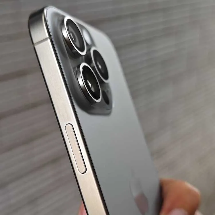 Comprendere il problema dello scolorimento su iPhone 15-Pro ​​con finitura in titanio naturale e metallo