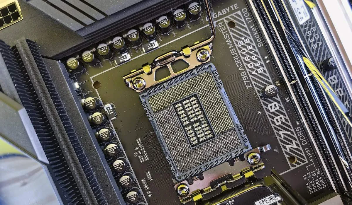 Close-up van een moederbord met de processorsocket en RAM-slots