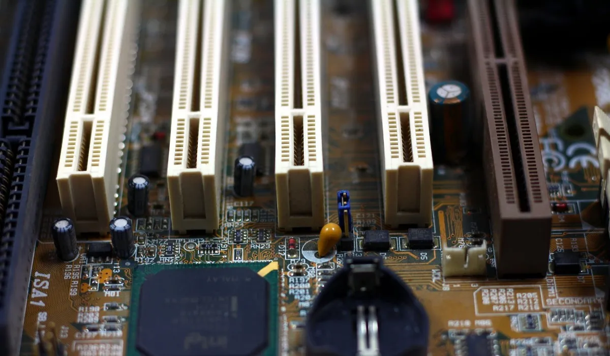 PCI-E 슬롯이 표시된 갈색 마더보드의 근접 촬영