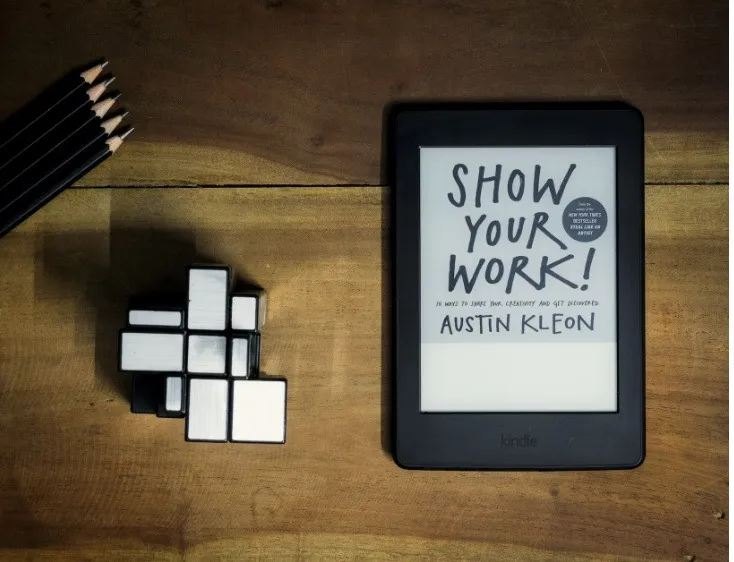Kindle présentant le livre Show Your Work d'Austin Kleon.