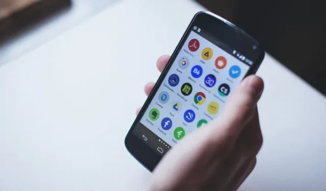 Hoe u uw Android-versie en andere telefoonspecificaties kunt controleren