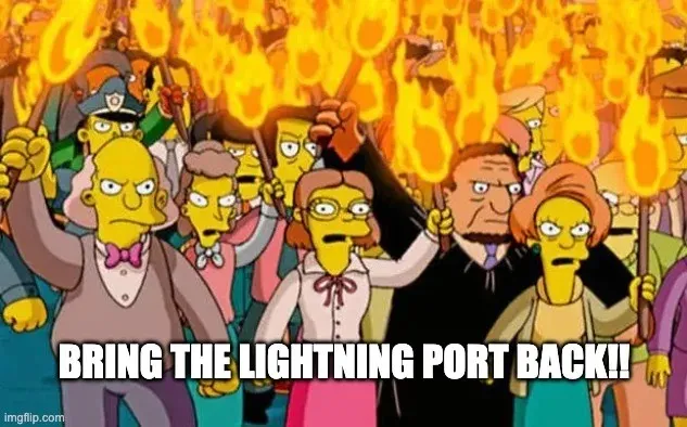 Meme con personaggi simili ai Simpson che chiedono il ripristino del porting di Lightning.
