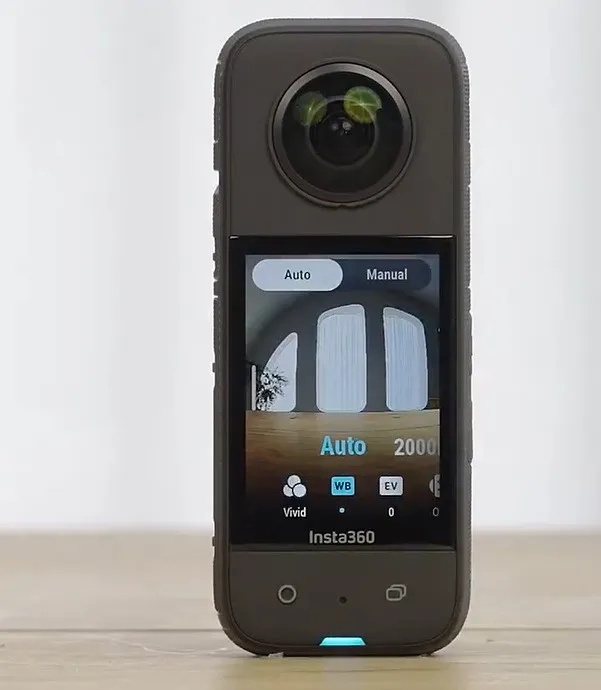 Insta360 X3 en action affichant les paramètres automatiques de la caméra.