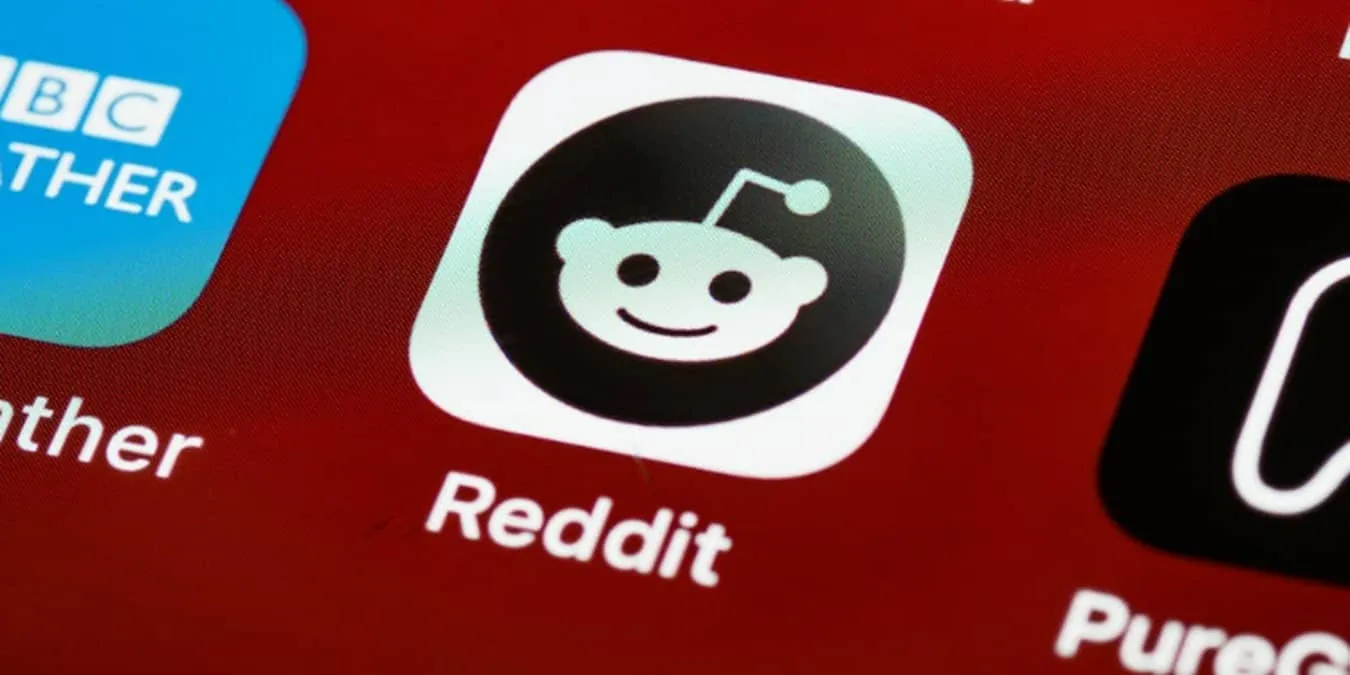 Icona Reddit su sfondo rosso
