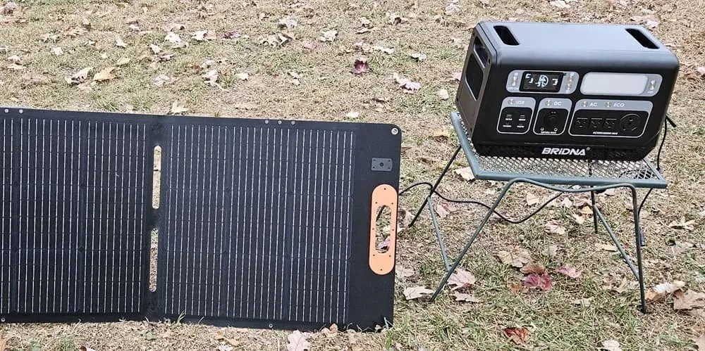 Centrale électrique portable Bridna avec panneau solaire.