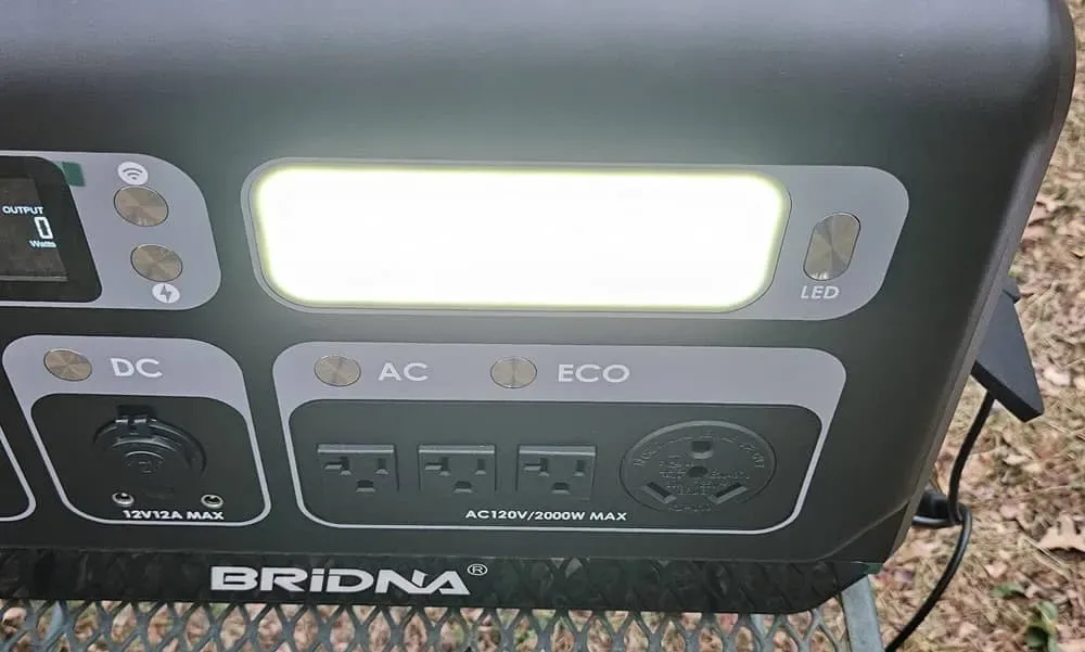 ブリドナ発電所の LED ライト。