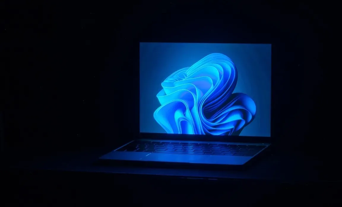 Laptop mit blauer Tapete